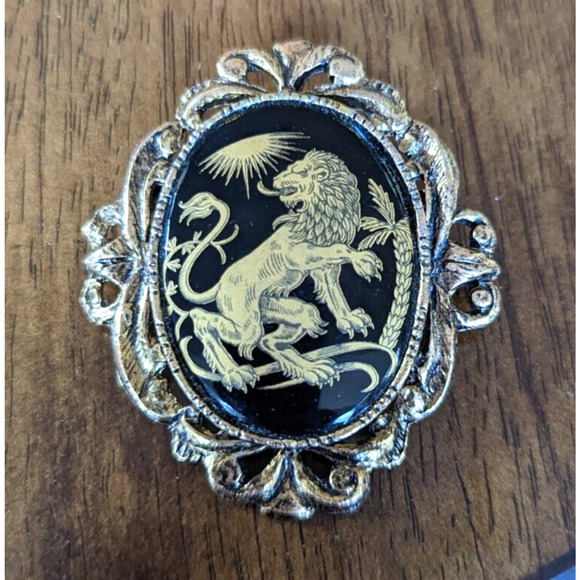 Vintage Damascene Brooch Gold Tone Framed with Heraldry Lion or Leo 1970s - Picture 8 of 9